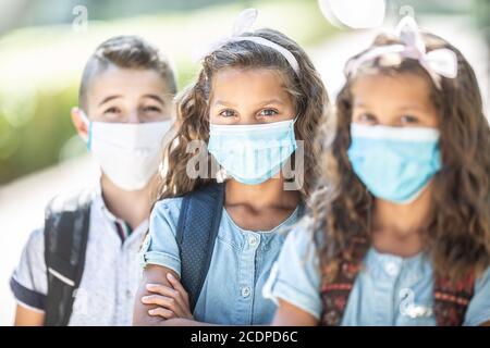 Porträt von Schulkindern mit Gesichtsmasken während der Quarantäne von Covid-19. Stockfoto