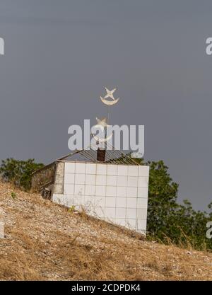 Joal-Fadiouth, Afrika - Jan, 2019: Muslimisches Grab auf einem gemischten muslimisch-christlichen Friedhof. Die Stadt und Gemeinde Joal-Fadiouth in der Region Thiès a Stockfoto