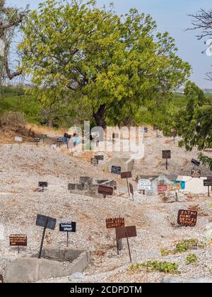 Joal-Fadiouth, Afrika - Jan, 2019: Metalltafeln auf dem Grab des gemischten muslimisch-christlichen Friedhofs. Die Stadt und Gemeinde Joal-Fadiouth in der Thi Stockfoto