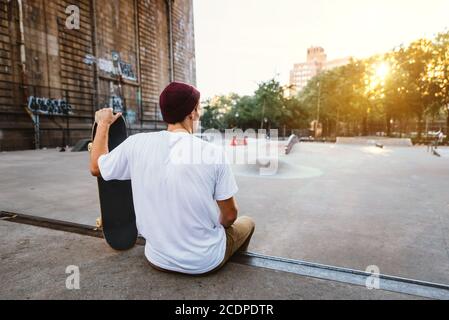 Kleiner Junge macht Tricks mit dem Skateboard im Skate parken Stockfoto