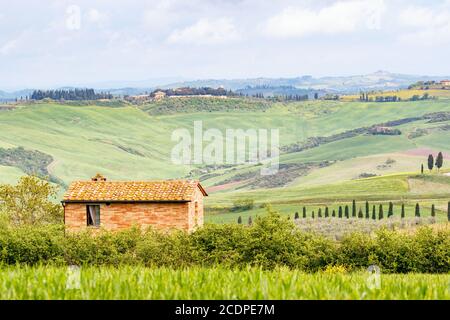 Kleine Hütte bei einem Tal in einer ländlichen Italienische Landschaft Stockfoto