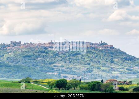 Blick auf das Dorf Montalcino auf einem Hügel in Italien Stockfoto