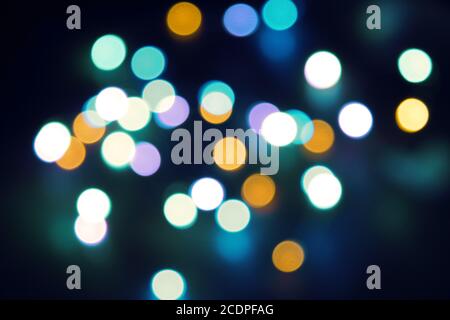 Abstrakter Bokeh nigth Hintergrund. Bunte magische Lichter Hintergrund, Dekoration für die Party. Neonlicht-Leuchteffekt. Blaues Leuchten Stockfoto