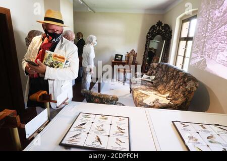 Rentgendorf, Deutschland. August 2020. Besucher sehen Exponate in einem Showroom im Brehm Haus. Mit der Renovierung wurde das Denkmal am Geburts- und Sterbeort des Zoologen und Naturforschers Alfred Brehm (1829-1884) - bekannt für sein 'Illustriertes Tierleben' - in seinen ursprünglichen Zustand von 1865 zurückversetzt. Darüber hinaus wurde die Ausstellung über Leben und Werk von Brehm und seinem Vater, dem Priester und Ornithologen Christian Brehm, komplett neu gestaltet. Kredit: Bodo Schackow/dpa-Zentralbild/dpa/Alamy Live Nachrichten Stockfoto