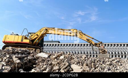 Abriss des Wohngebäudes blauer Bock in Magdeburg. Stockfoto