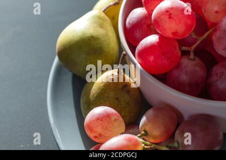 Rote Trauben auf einer Schüssel Stockfoto