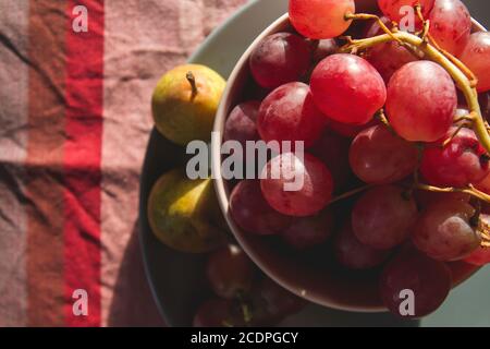 Rote Trauben auf einer Schüssel Stockfoto
