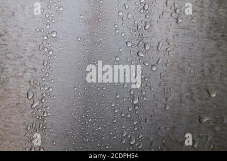 Regentropfen an der Wand aus Stahl Stockfoto