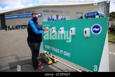 Ein Fan desinfiziert dort Hände vor der Vorsaison freundlich im AMEX Stadion in Brighton, wo bis zu 2500 Fans erlaubt wurden, um das Spiel zu sehen, nachdem die Regierung angekündigt, eine weitere Reihe von Sportveranstaltungen, die verwendet werden, um die sichere Rückkehr der Zuschauer Pilot werden. Stockfoto