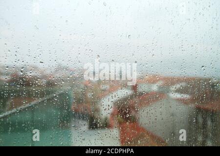 Regen-Tropfen auf einem Fenster Stockfoto