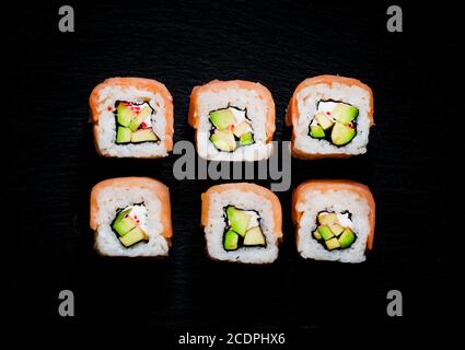 Brötchen mit Lachs, Frischkäse und Avocado, dunkler Hintergrund, Blick von oben Stockfoto