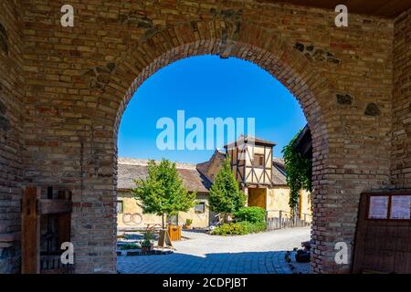Bikal, Ungarn - 21.08.2020: Wunderschön wiederaufgebaute medieva historische Museum Dorf Spaß Abenteuerpark Stockfoto