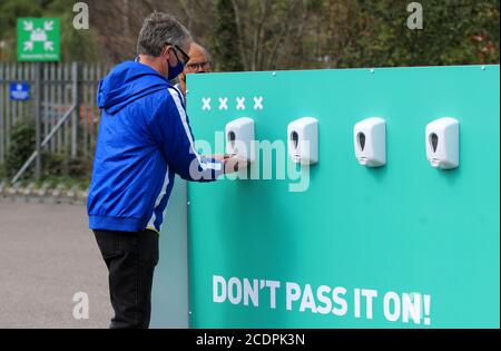 Die Fans desinfizieren ihre Hände vor der Vorsaison freundlich im AMEX Stadion in Brighton, wo bis zu 2500 Fans erlaubt wurden, das Spiel zu sehen, nachdem die Regierung eine weitere Reihe von Sportveranstaltungen angekündigt, die verwendet werden, um die sichere Rückkehr der Zuschauer Pilot werden. Stockfoto