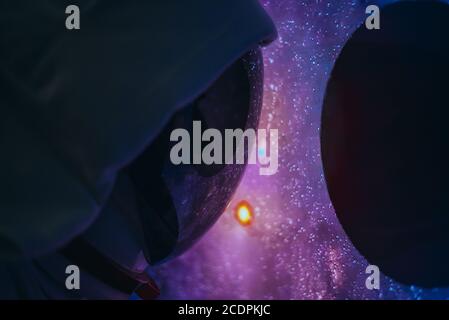 Astronaut schaut aus dem Fenster seiner Kapsel in den Weltraum, die Galaxie und die Planeten. Konzept über Wissenschaft und Weltraumforschung Stockfoto