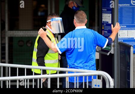 Die Fans kommen zur Vorsaison freundlich im AMEX Stadium in Brighton an, wo bis zu 2500 Fans das Spiel sehen durften, nachdem die Regierung eine weitere Reihe von Sportveranstaltungen angekündigt hat, die verwendet werden, um die sichere Rückkehr der Zuschauer zu pilotieren. Stockfoto