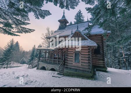 Alte Kapelle Jaszczurowka in Zakopane bei Sonnenuntergang im Winter, Polen Stockfoto