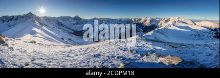 Atemberaubendes Panorama auf den Berg Kasprowy Wierch im Winter, Polen, Europa Stockfoto