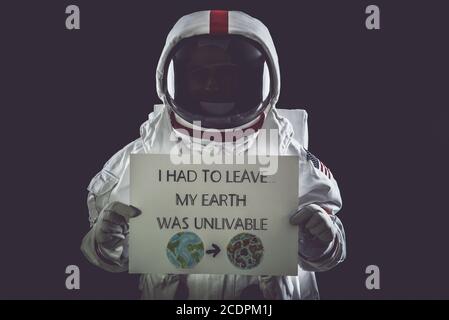 Astronaut verlässt die Erde. Auf der Suche nach einem neuen Zuhause für die Menschheit. Konzept über Wissenschaft und Natur. Eine Botschaft zeigen Stockfoto