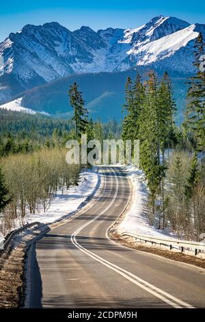 Wunderbare Asphaltstraße, die zum Berg in sonnigen Wintertag führt, Polen Stockfoto
