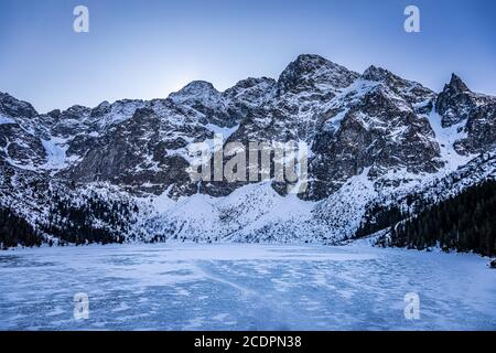 Atemberaubende gefrorene Morskie Oko See in Tatra Berg, Polen Stockfoto