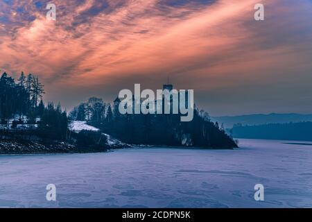 Farbenprächtiger Sonnenuntergang über Niedzica Schloss im Winter, Polen, Polen Stockfoto