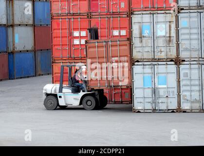 Gabelstapler, der den Frachtcontainer befördert. Stockfoto