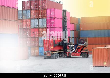 Leercontainerstapler mit Lift im Hof des Spreuverteilers Stockfoto