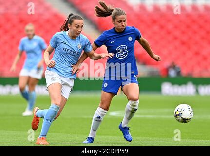 Caroline Weir von Manchester City (links) und Melanie Leupolz von Chelsea kämpfen während des englischen Fußballmatches Women's Community Shield zwischen Chelsea und Manchester City im Wembley-Stadion in London, Samstag, 29. August 2020, um den Ball. (Justin Tallis/Pool via AP) während des Women's Community Shield im Wembley Stadium, London. Stockfoto