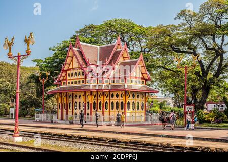 HUA HIN, THAILAND - 2015. FEBRUAR. Vorderansicht des schönen Architektengebäudes des Bahnhofs in Hua hin. Stockfoto