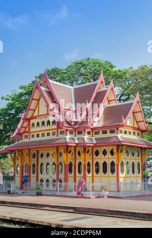HUA HIN, THAILAND - 2015. FEBRUAR. Blick auf das schöne Architektengebäude des Bahnhofs in Hua hin. Stockfoto