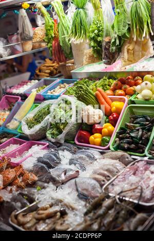 HUA HIN, THAILAND - 2015. FEBRUAR. Frisches Essen markiert. Stockfoto