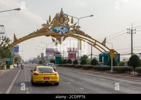 HUA HIN, THAILAND - 2015. FEBRUAR. Autobahn in Hua hin mit Foto des Königs. Stockfoto