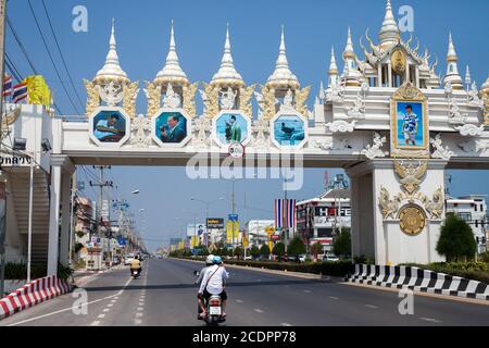 HUA HIN, THAILAND - 2015. FEBRUAR. Autobahn in Hua hin mit König Foto. Stockfoto