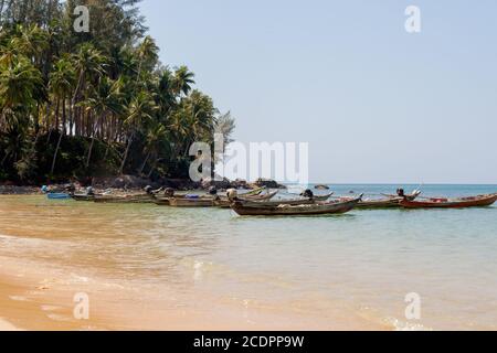 KHAO PILAI STRAND, THAILAND - 2015 FEBRUAR. Longtail Boote auf dem Meer. Stockfoto