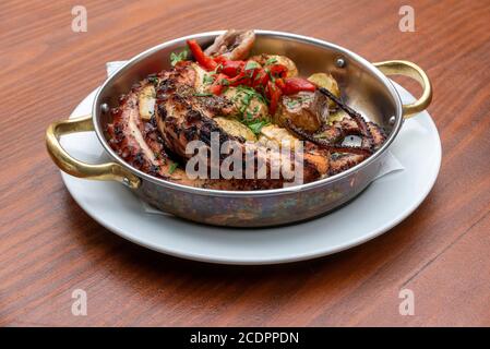 Traditionelles portugiesisches Gericht "Polvo à lagareiro" mit gekochtem Oktopus, Kartoffeln und Olivenöl Stockfoto