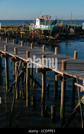 Fischerdocks auf Stelzen am Carrasqueira Palafitic Pier in Comporta, Portugal, Europa Stockfoto