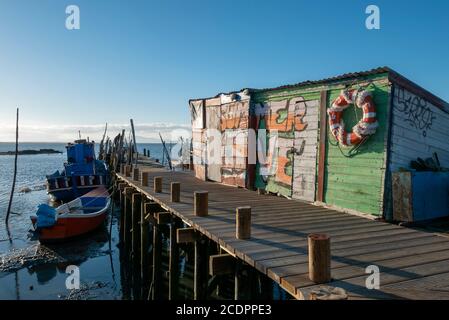Fischerdocks auf Stelzen am Carrasqueira Palafitic Pier in Comporta, Portugal, Europa Stockfoto