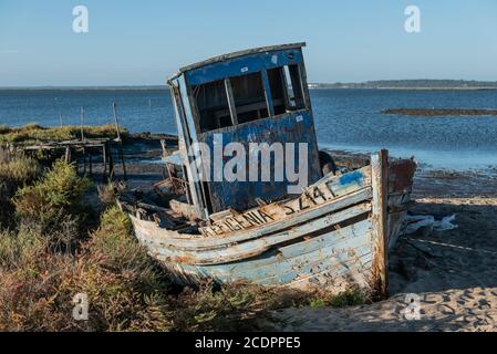 Verwittertes Fischerboot bei Ebbe geerdet Stockfoto