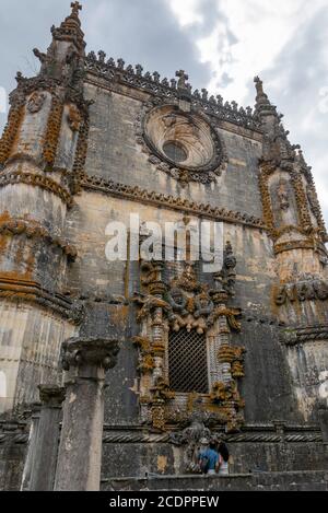 Zwei Touristen betrachten das berühmte Kapitelfenster im manuelinischen Stil am Kloster von Christus aka Convento de Cristo in Tomar, Portugal, Europa Stockfoto