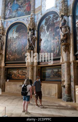 Touristen mit Gesichtsmasken besuchen die Rundkirche im Kloster Christi während der Pandemie COVID 19, Tomar, Portugal, Europa Stockfoto