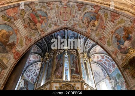 Der Innenraum der Rundkirche mit spätgotischer Malerei und Skulptur im Kloster Christi / Convento de Cristo, Tomar, Portugal, Europa dekoriert Stockfoto