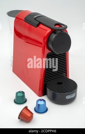Red Delonghi Essenza Mini Nespresso Kaffeemaschine mit Kapseln geschnitten Aus isoliert auf weißem Hintergrund Stockfoto