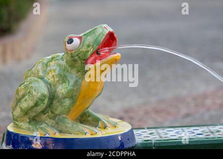 Glasierte keramische Frösche in einem Brunnen, Plaza de Santa Maria, Tarifa, Andalusien, Spanien. Stockfoto