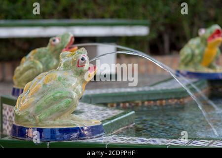 Glasierte keramische Frösche in einem Brunnen, Plaza de Santa Maria, Tarifa, Andalusien, Spanien. Stockfoto