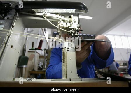 Arm amputierte Arbeit in einer Fabrik Stockfoto