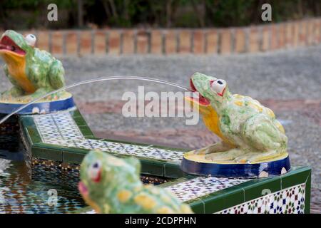 Glasierte keramische Frösche in einem Brunnen, Plaza de Santa Maria, Tarifa, Andalusien, Spanien. Stockfoto