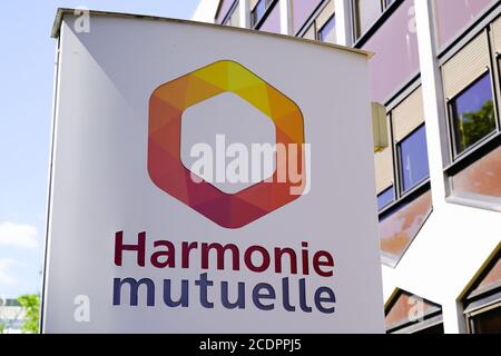 Bordeaux , Aquitaine / Frankreich - 08 25 2020 : Harmonie Mutuelle Logo und Schild vor der Ladenwand Stockfoto