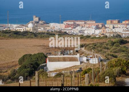 Tarifa Spanien. Blick über Tarifa, weißes Dorf, vom Naturpark aus gesehen die Meerenge, Cadiz, Andalusien, Südspanien, Stockfoto