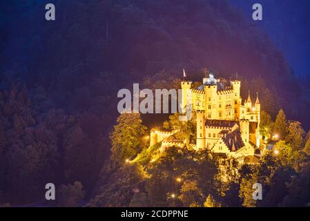 Schloss Hohenschwangau bei Nacht in den bayerischen Alpen in Deutschland bei Nacht. Stockfoto