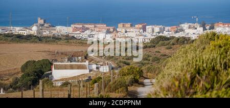 Tarifa Spanien. Blick über Tarifa, weißes Dorf, vom Naturpark aus gesehen die Meerenge, Cadiz, Andalusien, Südspanien, Stockfoto